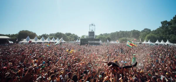 Bénévolat et fatigue : la bombe à retardement des festivals français